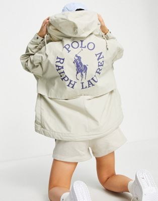 Polo Ralph Lauren x Asos - Collaboration exclusive - Veste à capuche en nylon à logo au dos - Beige