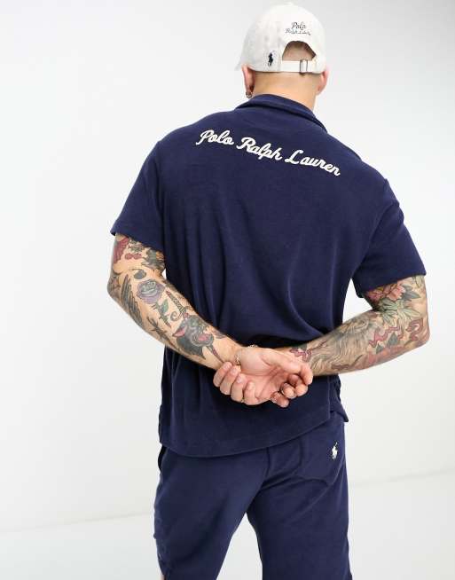 Polo Ralph Lauren x ASOS - Exclusieve samenwerking - Overhemd van badstof met reverskraag in marineblauw met logoprint op de achterkant
