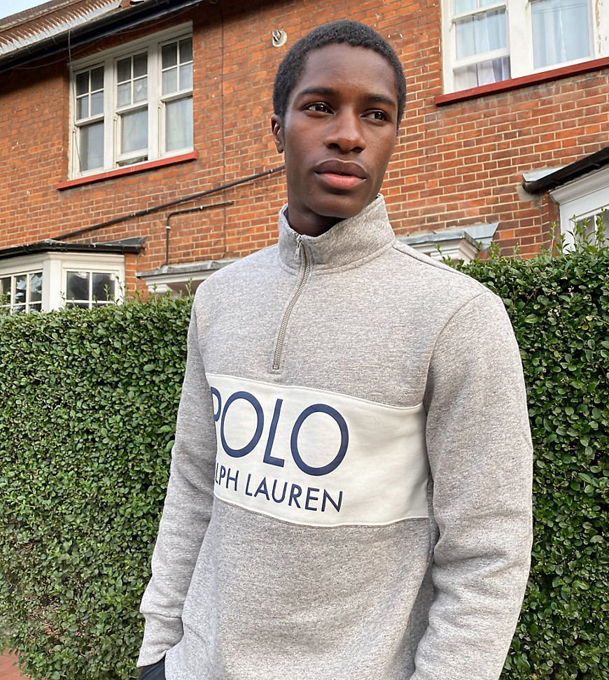 Polo Ralph Lauren x ASOS – Grå sweatshirt med logga på bröstpanel och dragkedja i halsen, endast hos ASOS