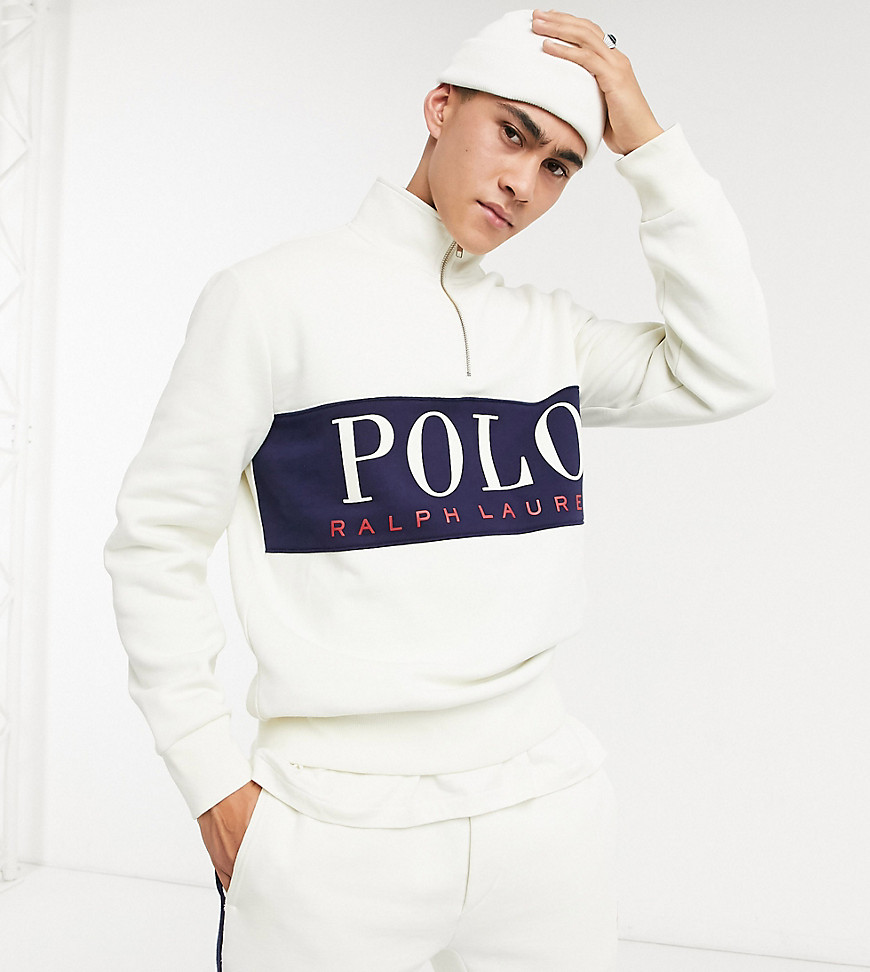 Polo Ralph Lauren x ASOS – Krämfärgad sweatshirt med halv dragkedja och bröstpanel med logga, endast hos ASOS-Krämvit