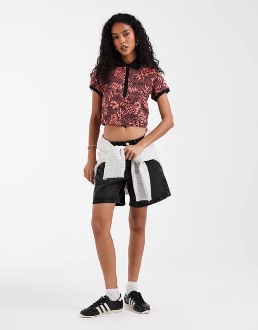 Polo rojo de manga corta con estampado floral tropical de Fred Perry x Amy Winehouse, 2 de 4