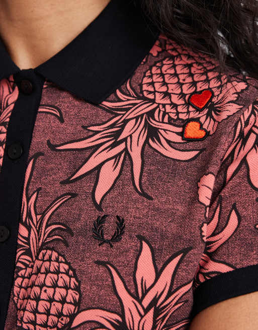 Polo rojo de manga corta con estampado floral tropical de Fred Perry x Amy Winehouse, 3 de 4