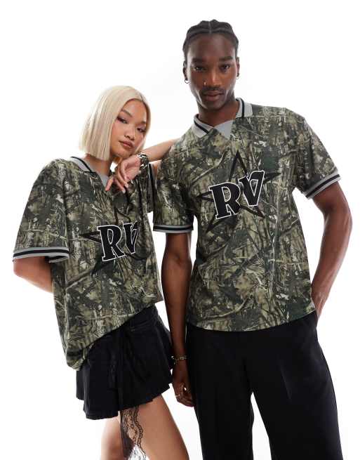 Polo unisex deportivo con estampado de camuflaje y logo de Reclaimed Vintage