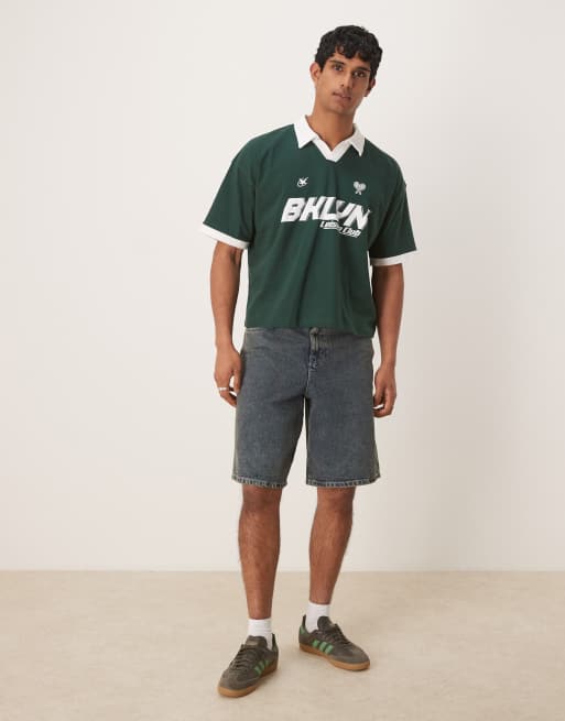 Polo verde oscuro de corte cuadrado extragrande con estampado gráfico deportivo de ASOS DESIGN, 2 de 4