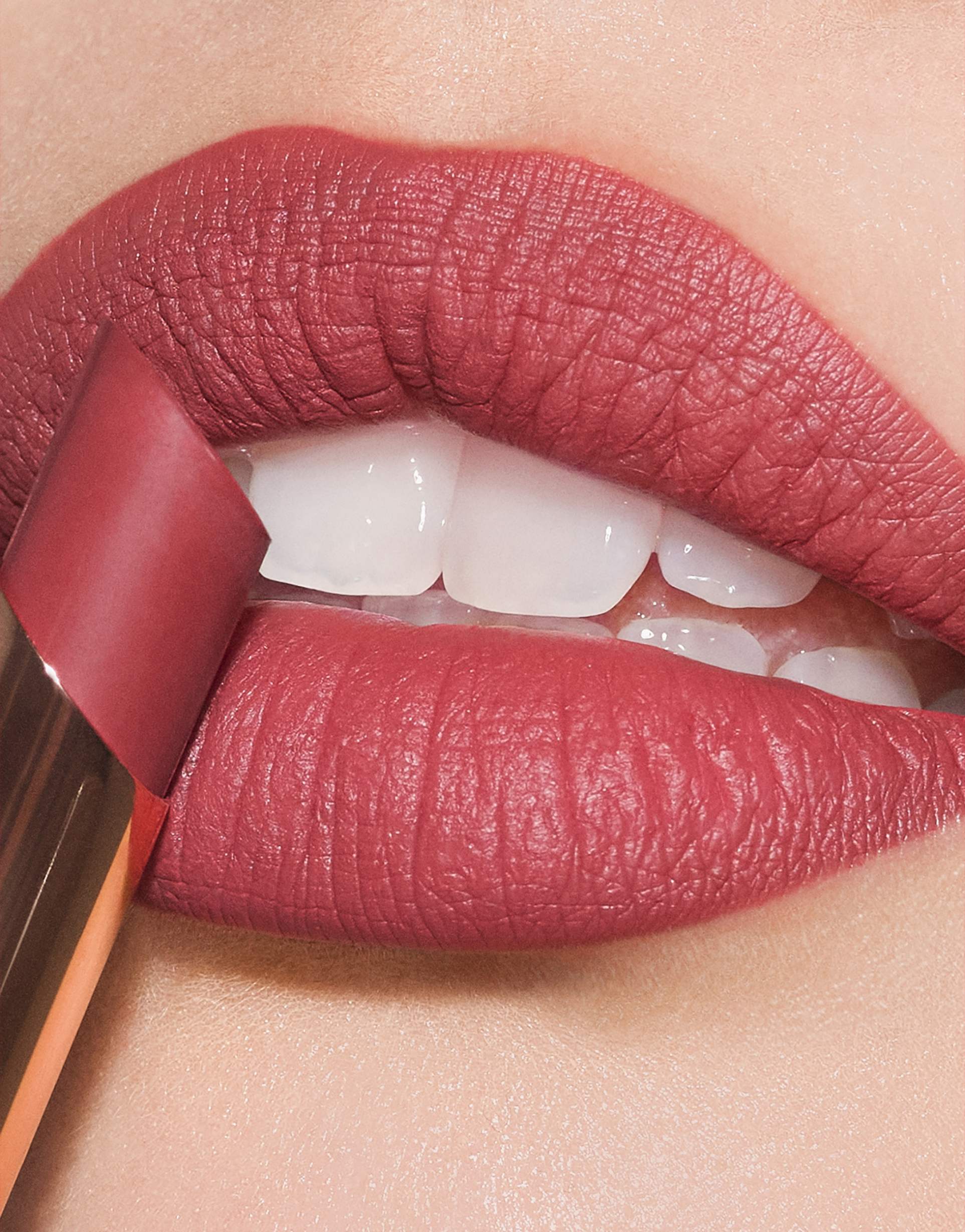 Косметика блеск для губ. Ликвид lux (80 мл). Наборы лаков и помады. Бумажный лак и помада. Лак для губ ив сен лоран.