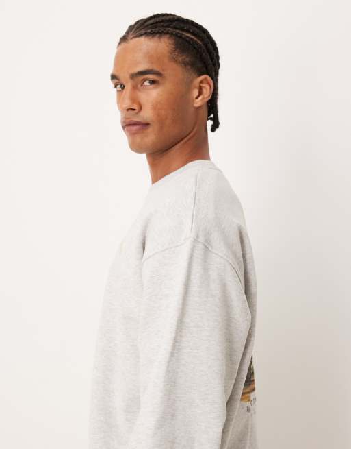 Pompeii – Fountain – Ljusgrå sweatshirt med rund halsringning och logga baktill, 4 av 5