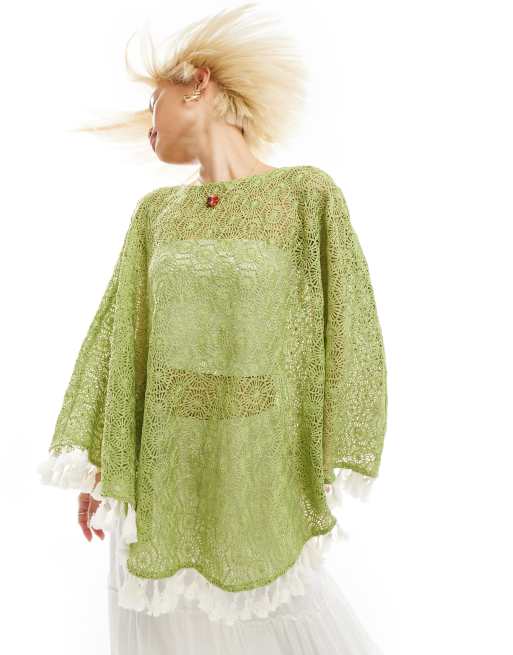 Poncho verde con borlas de croché de Labelrail x Olivia Grace Herring
