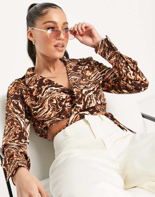 Pretty Darling - Cropped overhemd met gestrikte taille en bruine print