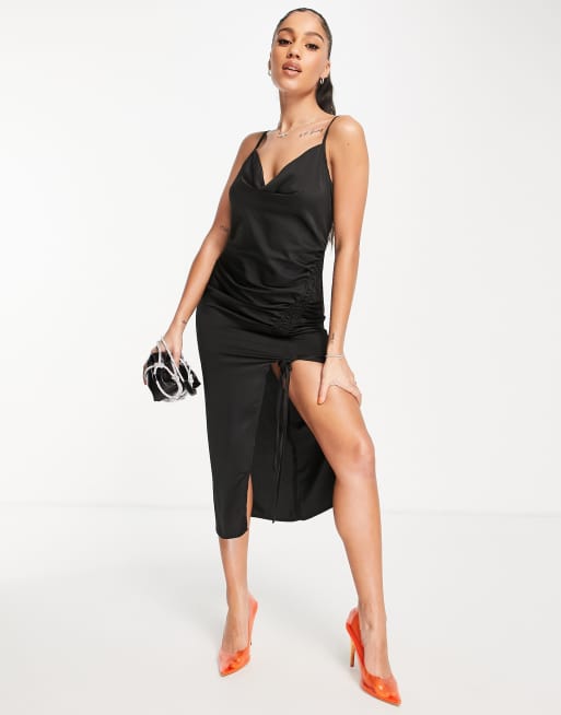 Pretty Darling – Gerafftes Satin-Midikleid in Kobaltschwarz mit Wasserfallausschnitt