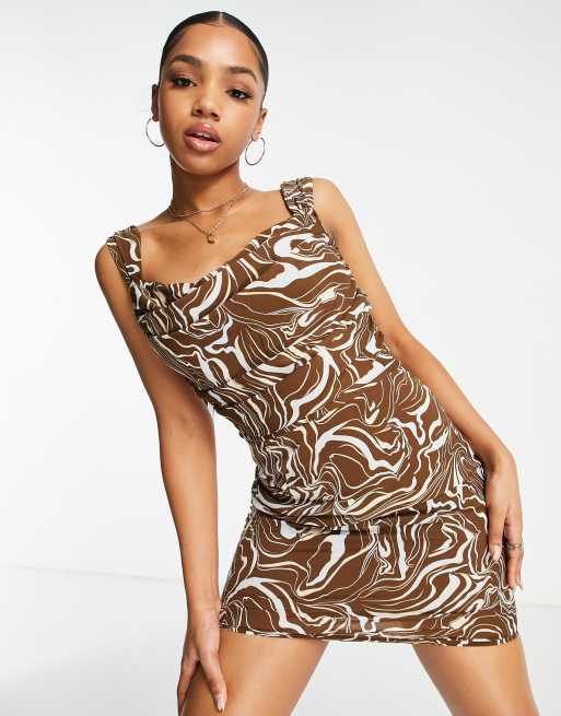 Pretty Darling - Robe courte drapée à col bénitier et imprimé tourbillon - Marron