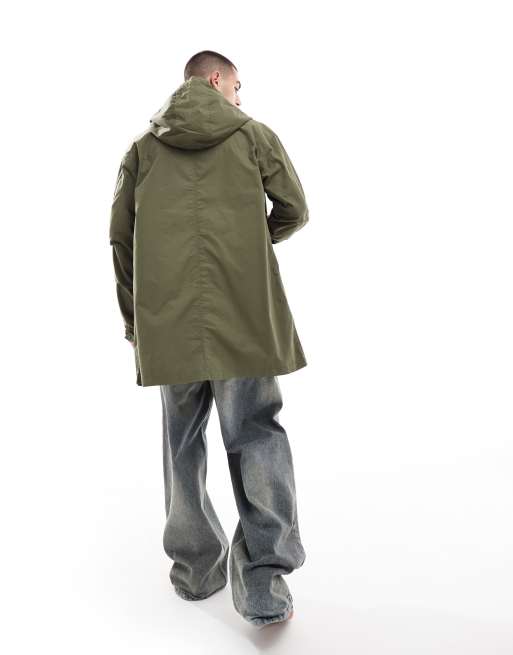 Pretty Green – Khakifärgad parkas i lång modell med logga på armen, 3 av 4