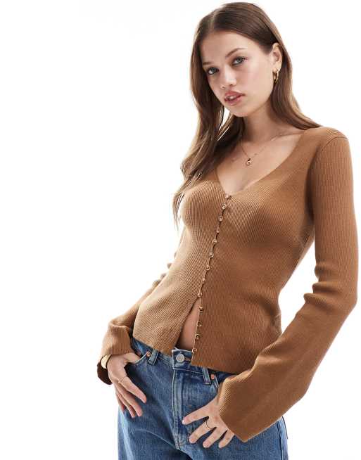 Pretty Lavish - Aansluitend vestje met knopen in bruin
