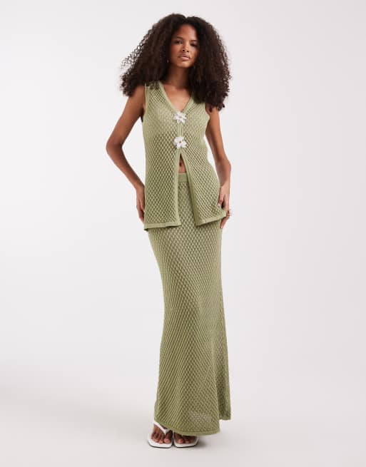 Pretty Lavish - Co-ord set van ajourgebreid lang gilet en maxi rok met bloemenbroche in groen, 2 van 3