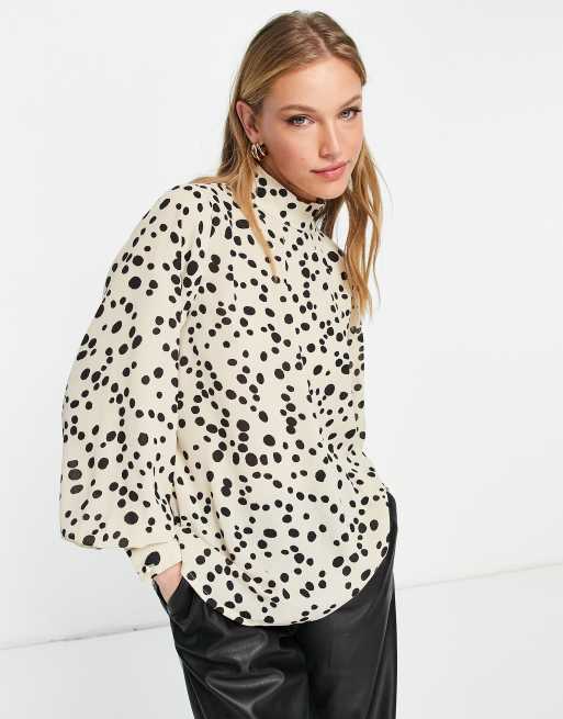 Pretty Lavish - Ambre - Hoogsluitende blouse met ballonmouwen en stippenprint in crème