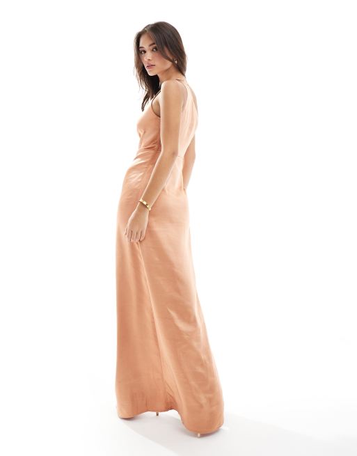 Pretty Lavish Amelia Vestito lungo monospalla arricciato in raso color cannella