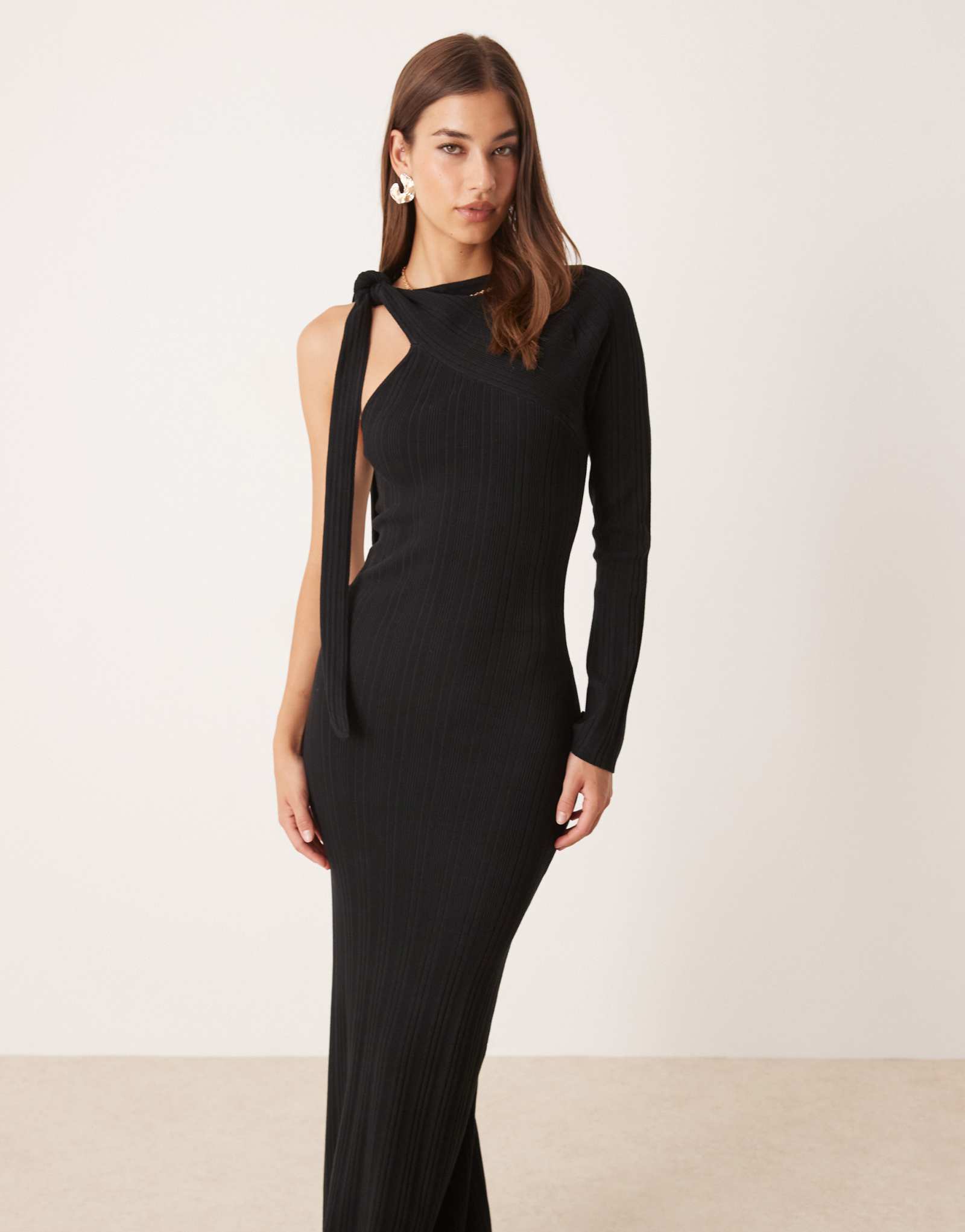 Красивое роскошное асимметричное вязаное платье мидакси из блестящего трикотажа черного цвета