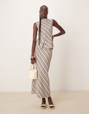 Pretty Lavish - Asymmetrisches, gestreiftes Jersey-Oberteil in Braun und Cremeweiß, Kombiteil