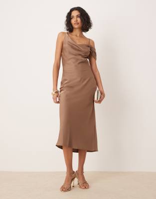 Pretty Lavish - Asymmetrisches Midaxi-Kleid aus Satin in Mokka mit Wasserfallausschnitt-Braun