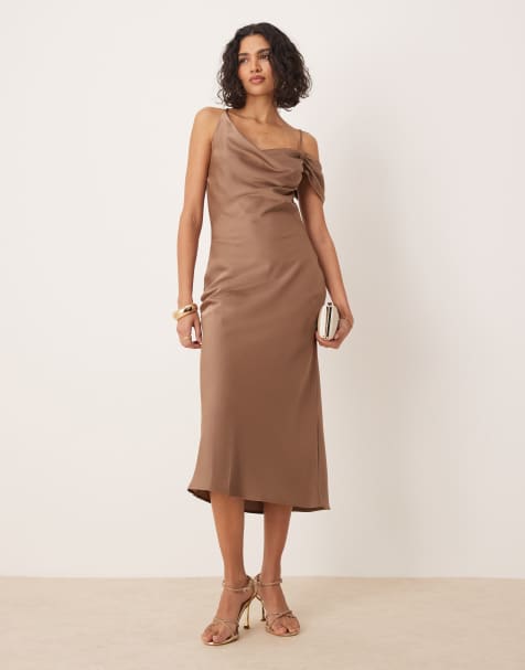 Pretty Lavish – Asymmetrisches Midaxi-Kleid aus Satin in Mokka mit Wasserfallausschnitt - view 1
