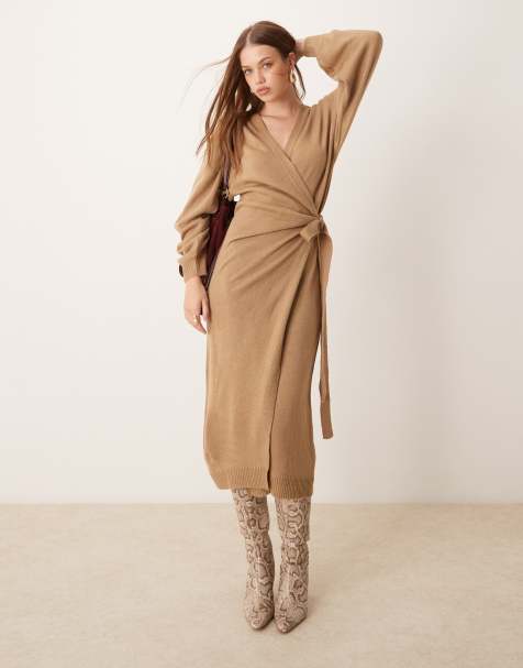 Pretty Lavish – Beau – Gestricktes Midaxi-Wickelkleid in zartem Braun - view 1