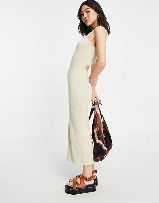 Pretty Lavish – Billie – Beżowa prążkowana sukienka midi z wycięciami
