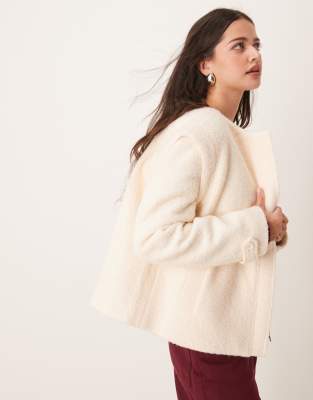 Pretty Lavish - Bouclé-Jacke in Cremeweiß mit kurzem Schnitt