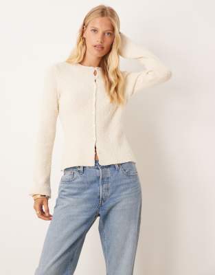 Pretty Lavish - Bouclé-Strickjacke in Cremeweiß mit Knopfleiste