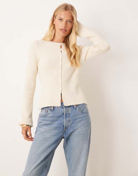 Pretty Lavish – Bouclé-Strickjacke in Cremeweiß mit Knopfleiste - view 1