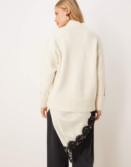 Pretty Lavish - Bouclé trui met hoge V-hals in crème, 3 van 4