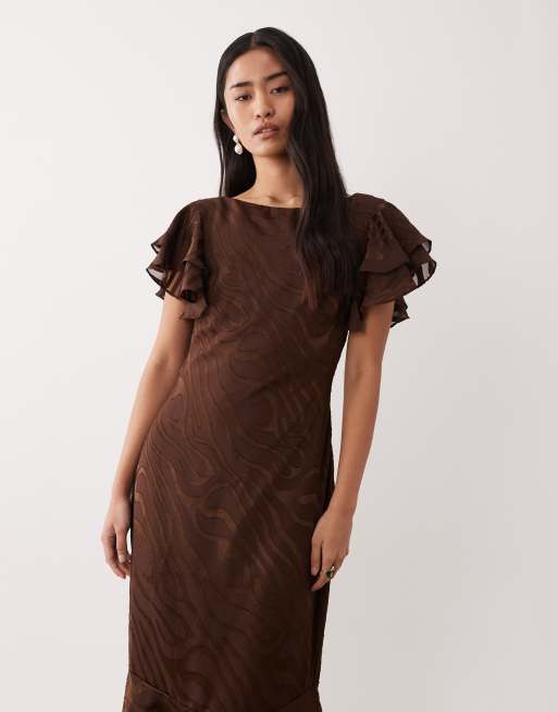 Pretty Lavish – Brązowa sukienka maxi z falbanką na rękawach i wzorem devoré, 4 z 4