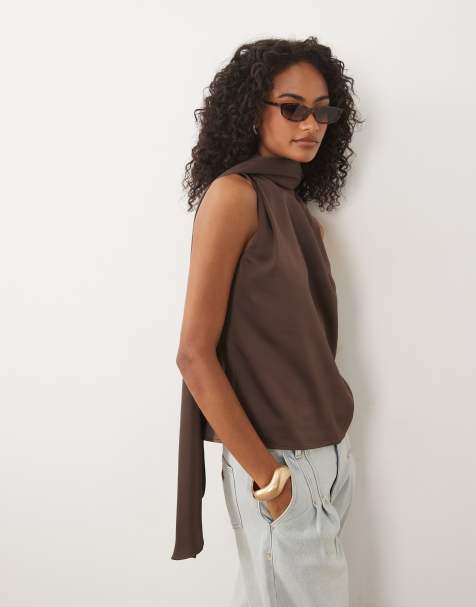 Pretty Lavish - Breya - Blusa marrón chocolate sin mangas con cuello tipo fular de satén - view 1