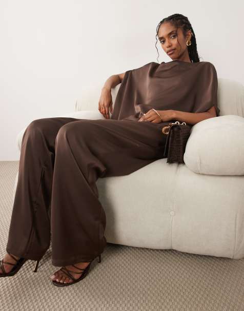 Pretty Lavish – Breya – Chokladbruna, figursydda byxor i satin med vida ben, del av set - view 1
