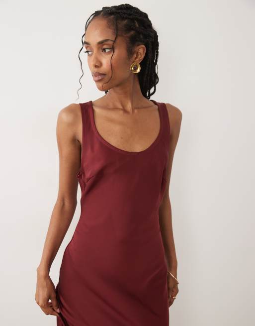 Pretty Lavish - Breya - Robe nuisette longue en satin à encolure dégagée - Bordeaux, 4 de 4