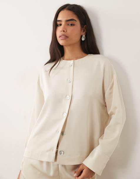 Pretty Lavish – Breya – Satinbluse in Austernweiß mit Knopfleiste und breiten Manschetten, Kombiteil - view 1