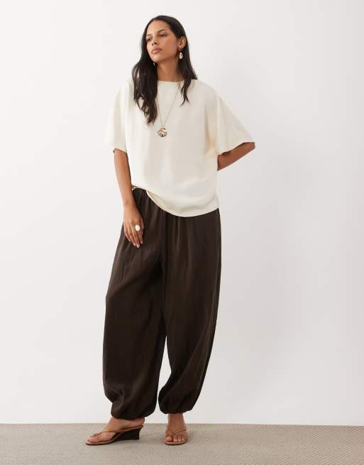 Pretty Lavish Breya top boxy en satin couleur oyster, 2 de 4