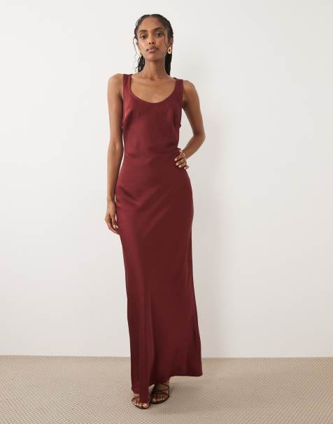 Pretty Lavish – Breya – Vinröd maxi-slipklänning i satin med djup halsringning - view 1