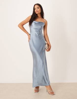 Pretty Lavish Bridesmaid - Keisha - Brautjungfern-Maxikleid aus Satin in Hellblau mit Wasserfallausschnitt