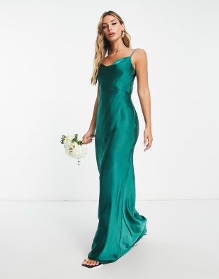 Pretty Lavish - Bridesmaid - Keisha - Langes Brautjungfernkleid aus Satin in Smaragdgrün mit Wasserfallausschnitt