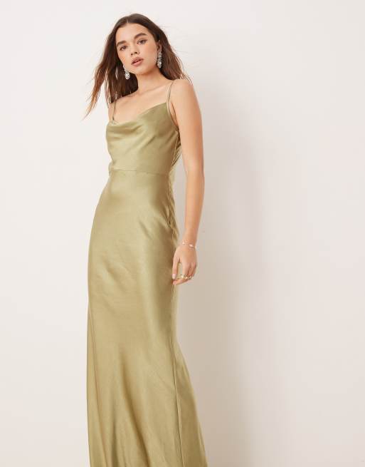 Pretty Lavish Bridesmaid – Keisha – Oliwkowa satynowa sukienka maxi z drapowanym dekoltem