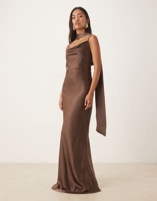 Pretty Lavish - Bridesmaid - Keisha - Satin-Maxikleid in Schokobraun mit Wasserfallausschnitt und Schal-Brown