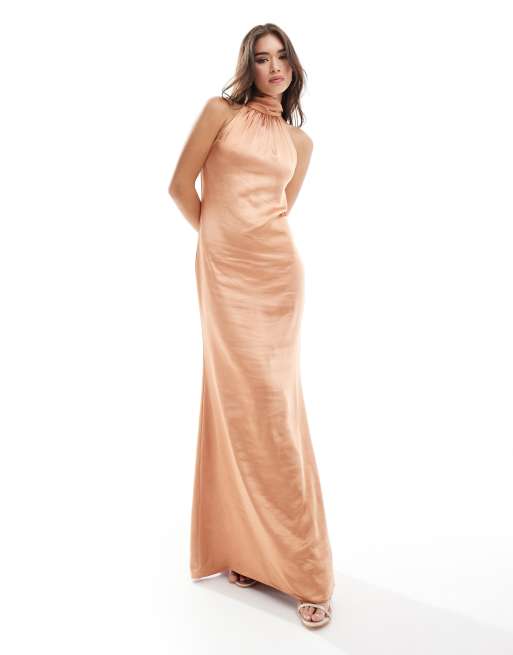 Pretty Lavish Bridesmaid – Odelle – Cynamonowa satynowa sukienka maxi z zabudowanym dekoltem