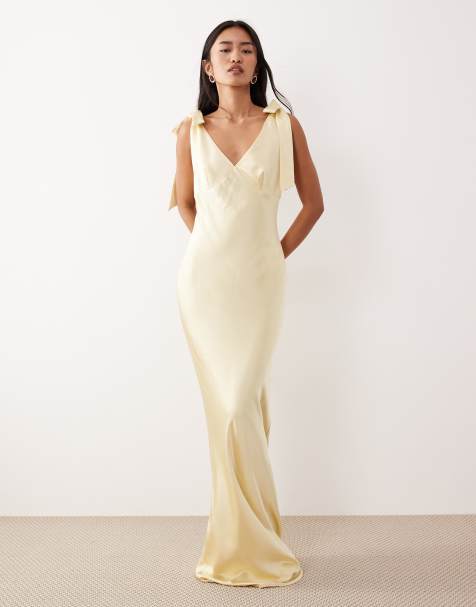 Pretty Lavish Bridesmaid – Piper – Cytrynowa satynowa sukienka maxi z dekoltem w szpic i kokardką na ramionach - view 1