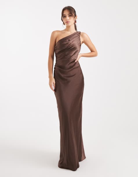 Pretty Lavish – Bridesmaids – Juliet – Gerafftes Satin-Maxikleid in Schokobraun mit gerafftem One-Shoulder-Träger - view 1