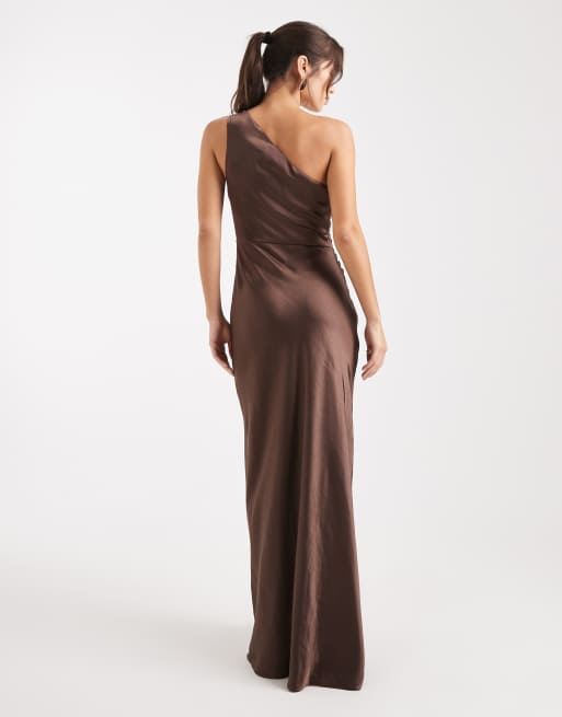 Pretty Lavish - Brudepiger - Juliet - Rynket chokoladebrun oneshoulder-maxikjole i satin, 4 af 4