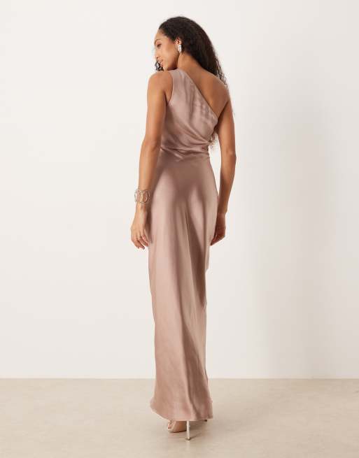 Pretty Lavish - Brudepiger - Juliet - Rynket oneshoulder-maxikjole i støvet lyserød satin, 4 af 4