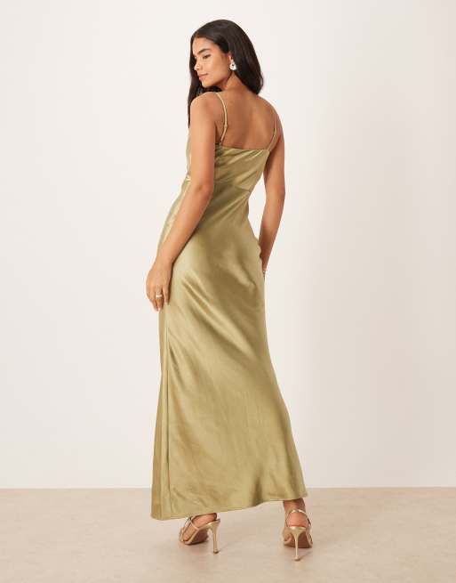 Pretty Lavish – Brudtärnor – Keisha – Olivgrön maxiklänning med draperad ringning i satin, 4 av 4