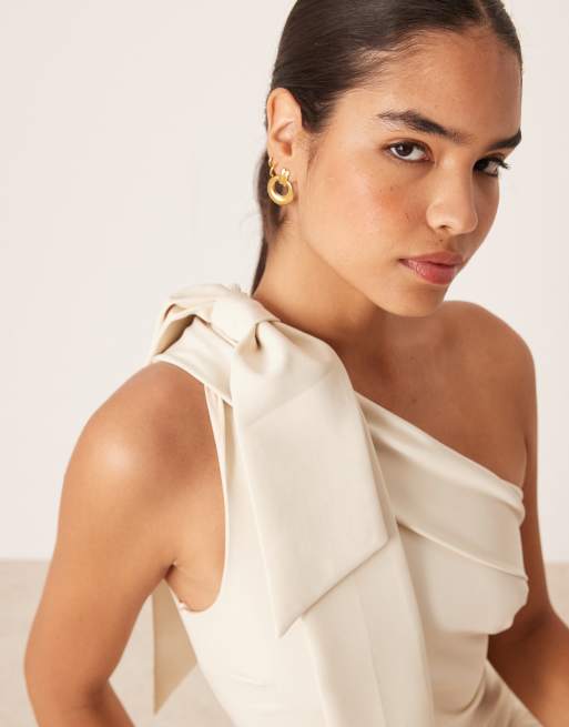 Pretty Lavish – Brudtärnor – Krämvit, enaxlad maxiklänning med rosett i satin, 4 av 4