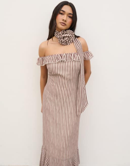 Pretty Lavish - Brun offshoulder-maxikjole med flæser og pyntebuket samt striber, 2 af 4