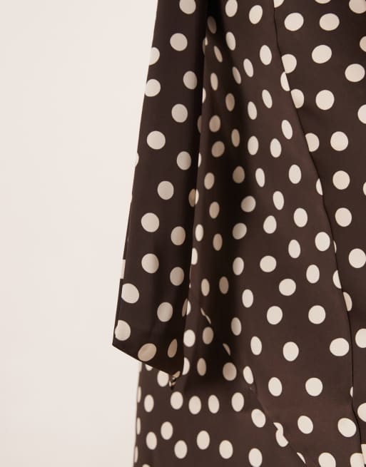 Pretty Lavish – Brun, prickig, enaxlad midaxiklänning med sjal av satin, 3 av 4