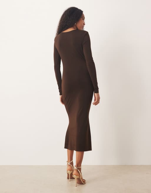 Pretty Lavish – Brun, silkig midaxiklänning med stretch, nyckelhålsöppning och blomma, 4 av 4